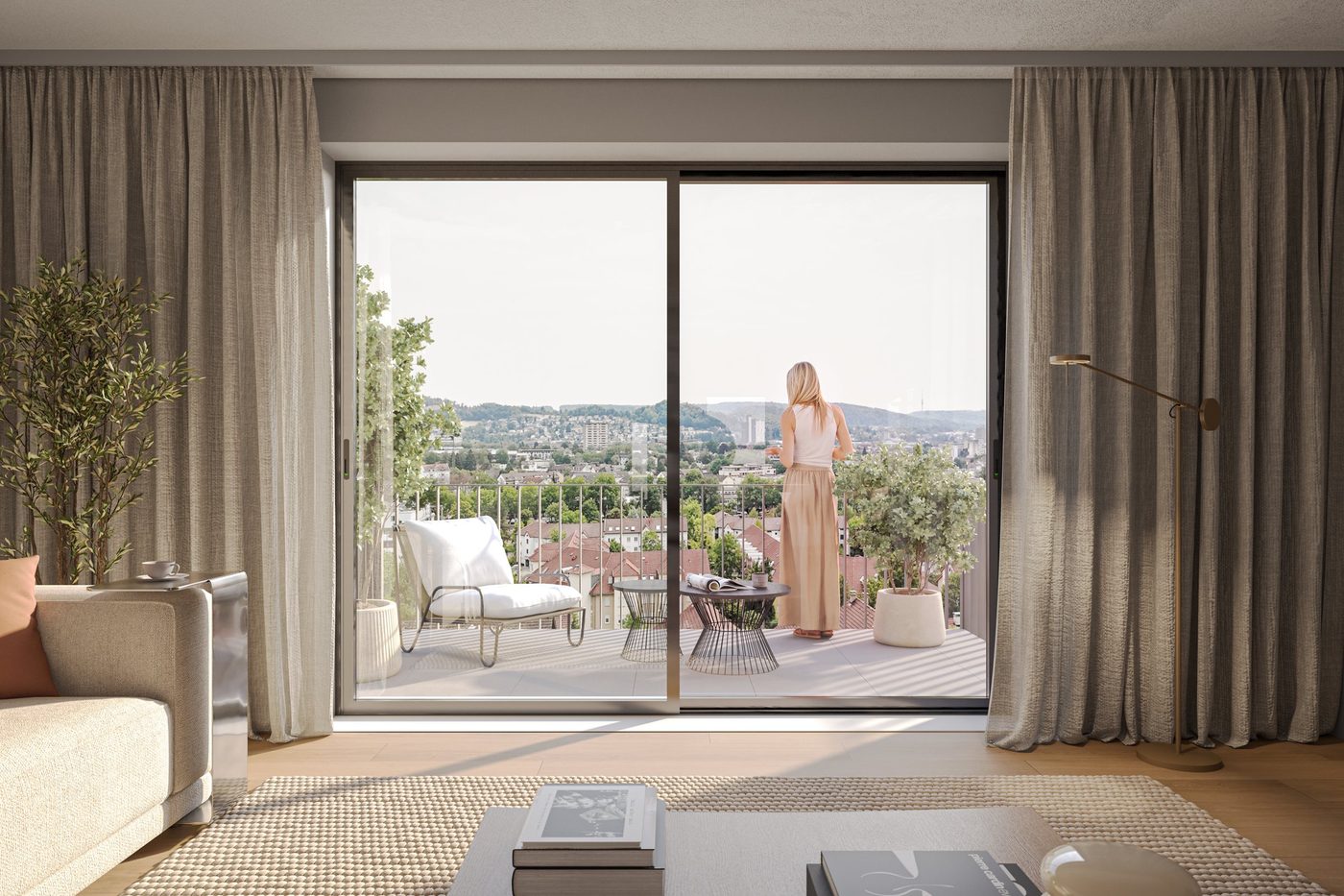 Blick vom Wohnbereich auf den Balkon und über die Stadt